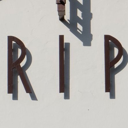 Helle Kapelle mit rotem Dach mit Aufschrift RIP