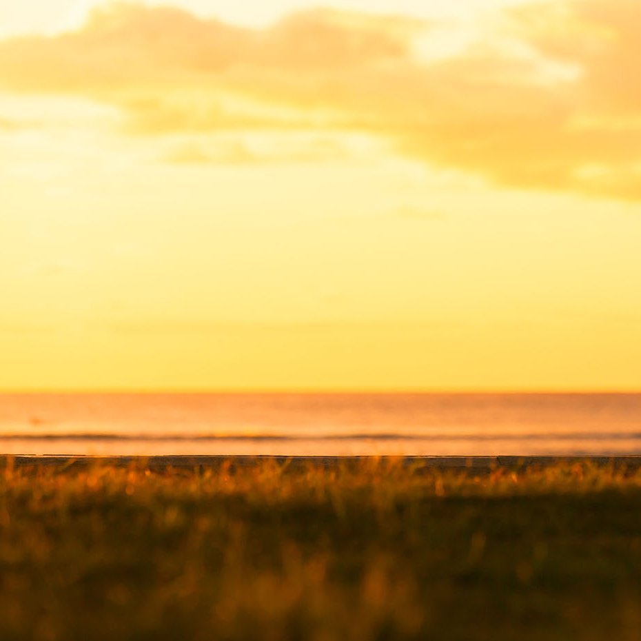 Mann alleine im Sonnenuntergang