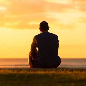 Mann alleine im Sonnenuntergang