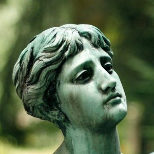 Frauen-Statue aus Bronze, mit dem erhobenen Arm etwas schreibend