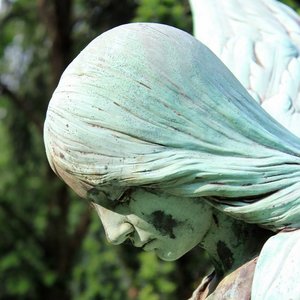 Kopf einer Bronzeskulptur, den Kopf gesenkt