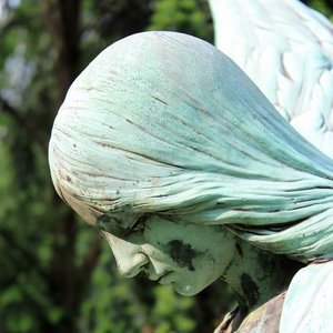 Kopf einer Bronzeskulptur, den Kopf gesenkt