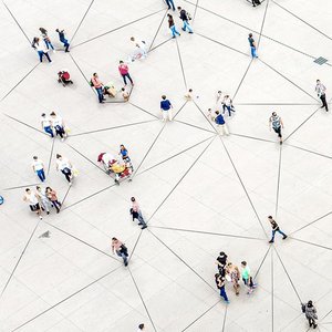 Viele Menschen durch Linien verbunden